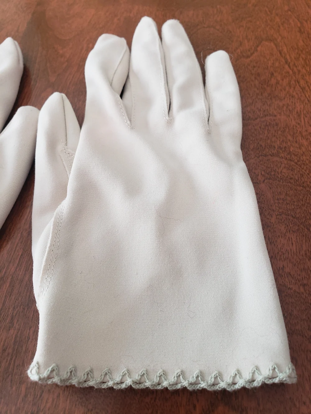 Vtg Crescendoe Caresse Ivory/Cream Wrist Gloves with Scallop Trim Size: 7 (S)